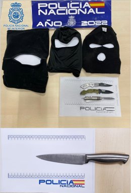 Pasamontañas y armas intervenidos a los autores de los robos.