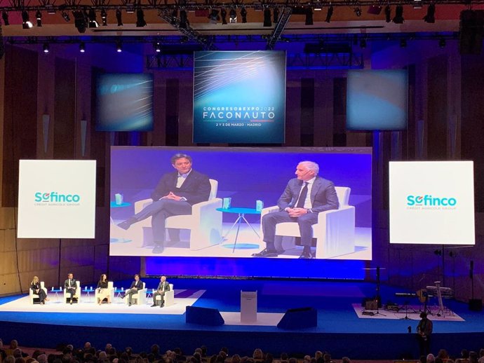 Mesa redonda de directivos de marcas de automóviles en el Congreso de Faconauto.