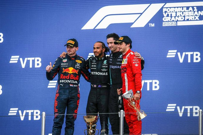 Archivo - HAMILTON Lewis (gbr), Mercedes AMG F1 GP W12 E Performance, portrait, podium with VERSTAPPEN Max (ned), Red Bull Racing Honda RB16B and SAINZ Carlos (spa), Scuderia Ferrari SF21 during the Formula 1 VTB Russian Grand Prix 2021, 15th round of t