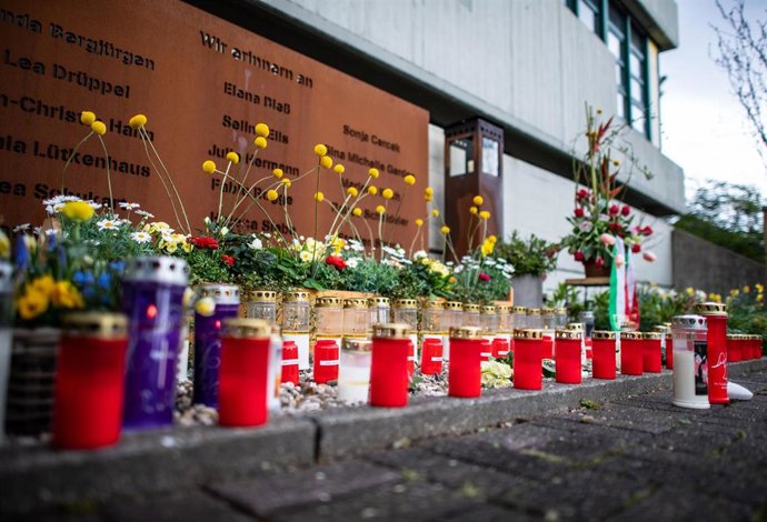 Archivo - Flores y velas en un homenaje a las víctimas de la tragedia de Germanwings en un colegio de Alemania