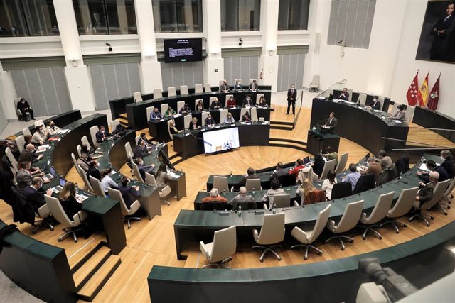 El alcalde de Madrid, José Luis Martínez-Almeida, interviene en una sesión extraordinaria y urgente del pleno municipal 