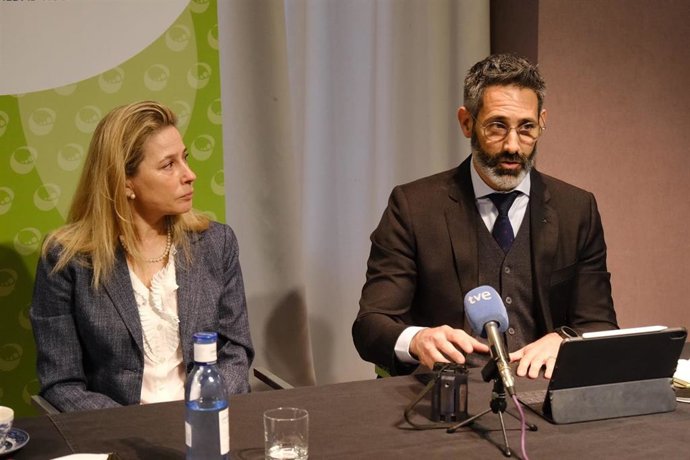 El presidente de la Sociedad Nuclear Española, Héctor Dominguis, comparece en rueda de prensa junto a la directora de la World Nuclear Association, Sama Bilbao y León.