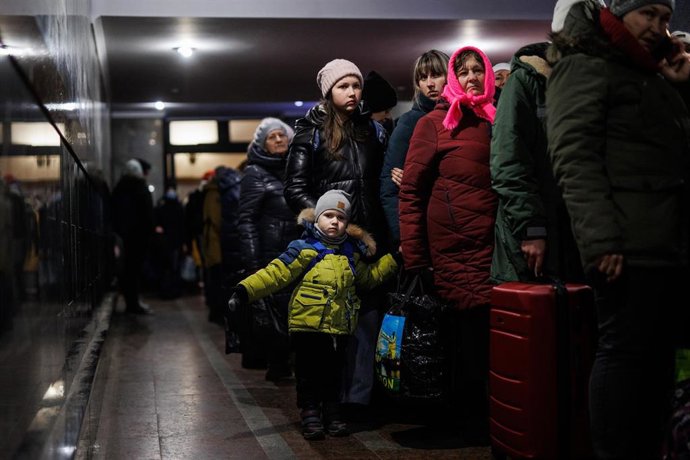 Un grupo de personas esperan en la estación de tren de Lviv, a 2 de marzo de 2022, en Leópolis (Ucrania). Esta ciudad se ha convertido en las últimas semanas en el destino elegido por los evacuados de áreas en el este del país. Las autoridades de la ciu