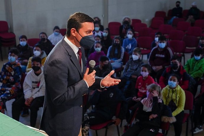 El presidente de la Diputación de Almería, Javie Aureliano García, en una charla con niños de Pechina.