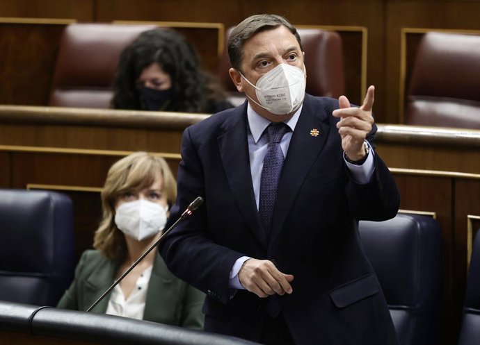 El ministro de Agricultura, Pesca y Alimentación, Luis Planas, interviene en una sesión plenaria en el Congreso de los Diputados, a 2 de febrero de 2022, en Madrid (España). En el pleno de hoy, se debaten, entre otros temas, si el Ministerio de Defensa 