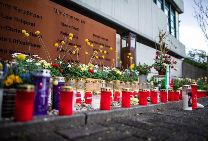 Archivo - Flores y velas en un homenaje a las víctimas de la tragedia de Germanwings en un colegio de Alemania