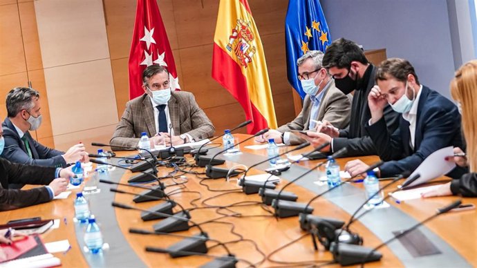 El consejero de Presidencia, Justicia e Interior de la Comunidad de Madrid, Enrique López, y una delegación de la FMM encabezada por su presidente, Guillermo Hita, se reúnen para abodar la reclasificación de policías locales