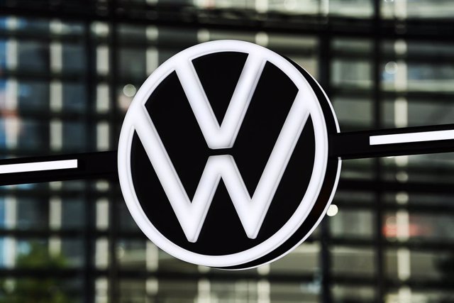 Archivo - FILED - 10 November 2021, Lower Saxony, Wolfsburg: The Volkswagen logo is seen at a brand pavilion in the Autostadt. Photo: Swen Pförtner/dpa