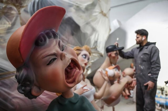 Una persona pinta una de las figuras de los talleres de la Ciudad del Artista Fallero en el Museo del Artista Faller