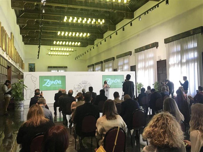 La vicealcaldesa y consejera municipal de Cultura y Proyección Exterior del Ayuntamiento de Zaragoza, Sara Fernández, y el presidente de la AIBG, Rafael Ansón, en la presentación de la Capital Iberoamericana de Gastronomia Sostenible