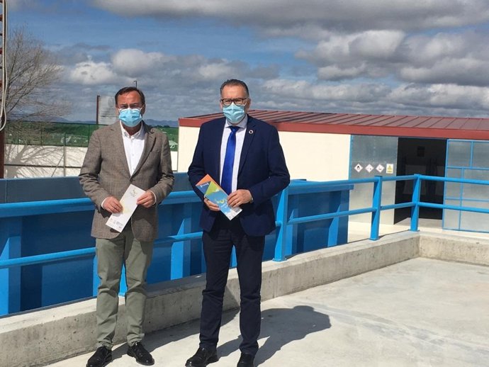 El presidente de Epremasa, Francisco Palomares (izda.), y el alcalde de El Viso, Juan Díaz, visita el nuevo punto limpio.
