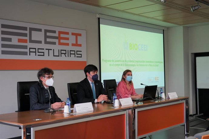 De izquierda a derecha, el director general de Farmaindustria, Humberto Arnés; Borja Sánchez, consejero de Ciencia, y Cristina Fanjul, directora del CEEI.