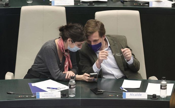 El alcalde de Madrid, José Luis Martínez-Almeida, y la delegada de Cultura, Turismo y Deporte del Ayuntamiento de Madrid, Andrea Levy, conversan en una sesión extraordinaria y urgente del pleno municipal 