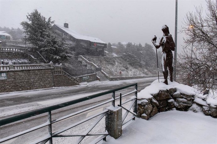 Archivo - Carreteras cubiertas de nieve en el Puerto de Navacerrada, a 22 de noviembre de 2021, en Madrid, (España). Los puertos de Navacerrada (M-601) y Cotos (M-604) están en nivel amarillo a causa de la nieve. Las máquinas quitanieves están trabajand