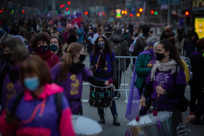 Archivo - Varias mujeres participan en una batukada durante una concentración convocada el 8M