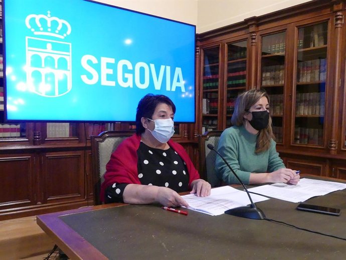 La alcaldesa de Segovia, Clara Luquero, y la concejal de Servicios Sociales, Ana Peñalosa.