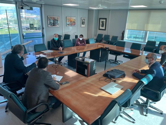 El conseller de Educación y Formación Profesional, Martí March, acompañado del director general de Formación Profesional y Enseñanzas Artísticas Superiores, Antoni Baos, durante la reunión conrepresentantes de los IES de Manacor y del CIFP Pau Casesnove