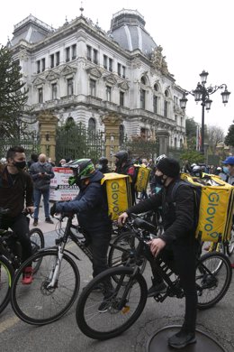 Archivo - Repartidores de Glovo en Oviedo.