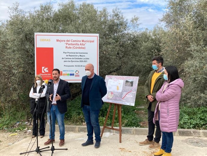 El delegado de Infraestructuras Rurales de la Diputación de Córdoba, Manuel Olmo (segundo por la dcha.), junto al alcalde de Rute y presidente provincial, Antonio Ruiz (centro).