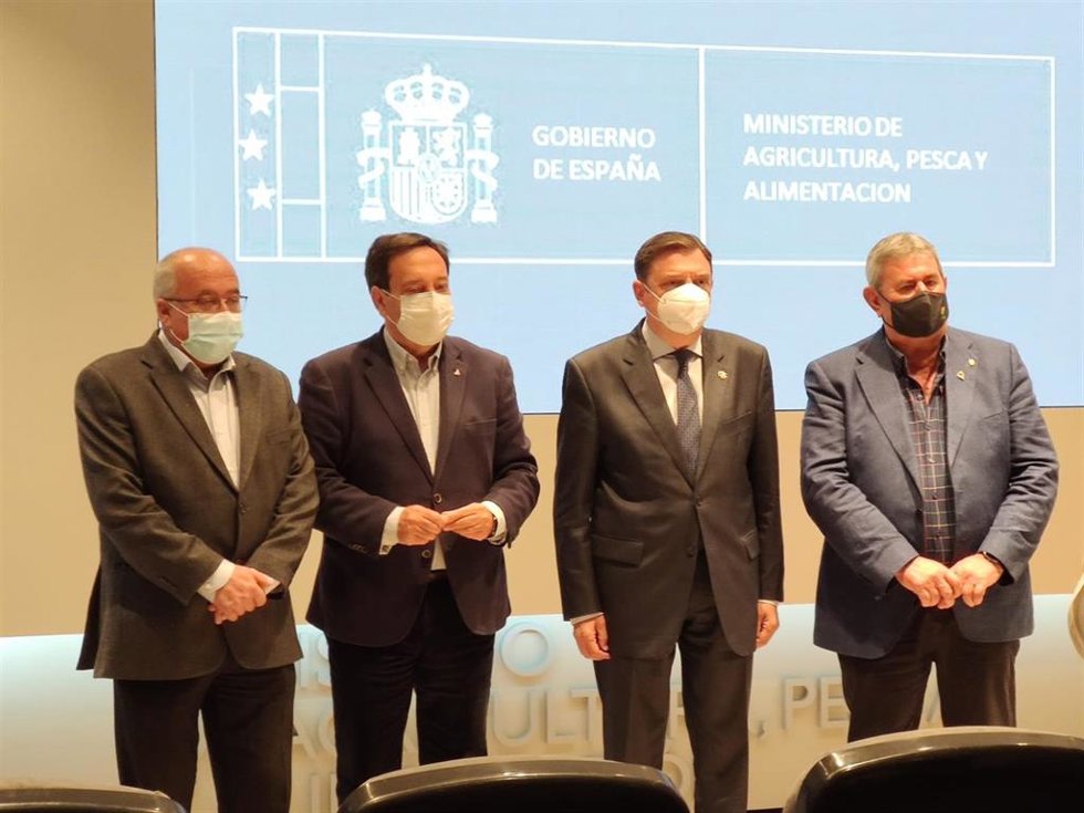El ministro de Agricultura, Luis Planas, junto a los representantes de Asaja, Pedro Barato; de Coag, Miguel Padilla, y de UPA, Lorenzo Ramos