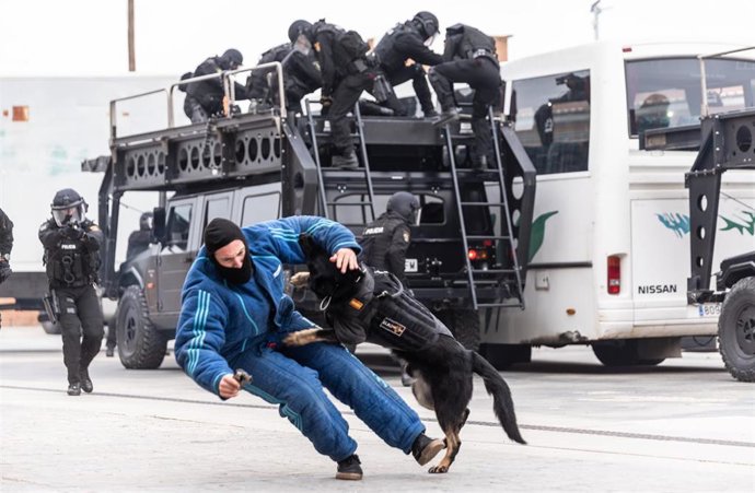 Un agente realiza una demostración con un perro entrenado en la base operativa del Grupo Especial de Operaciones GEO  