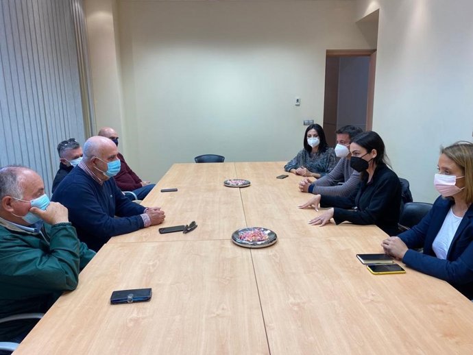 La parlamentaria de Cs por Málaga y portavoz del Grupo Parlamentario andaluz, Teresa Pardo, se reúne con agricultores de la Axarquía.