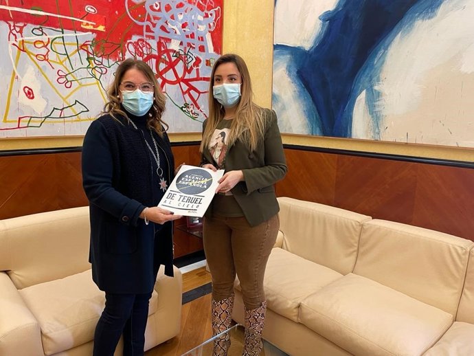 La delegada del Gobierno de España en Aragón, Rosa Serrano, recibe la candidatura de Teruel como sede de la futura sede de la Agencia Espacial Española.