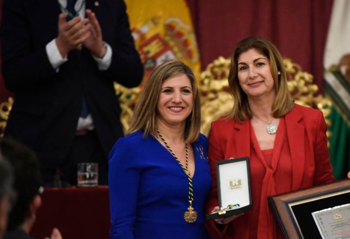 La presidenta de la Diputación de Cádiz, Irene García, y la presidenta de Femsica, Mercedes Colunga.