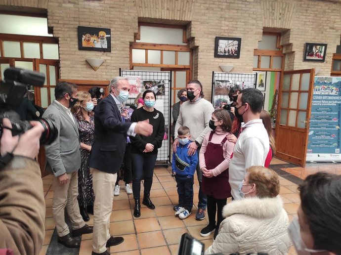 El alcalde de Zaragoza, Jorge Azcón, se reúne con dos familias ucranianas del Programa de Acogida municipal.