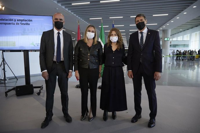 El alcalde de Sevilla, la consejera de Fomento, la ministra de Transportes y el delegado del Gobierno, en la nueva zona sur de la terminal del aeropuerto.