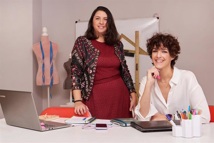 La directora de la escuela Patronista Flamenca, Patricia Márquez, y la experta en moda y coaching ejecutiva, Ana Leticia Fernández, creadoras de Showroom Flamenca Style.