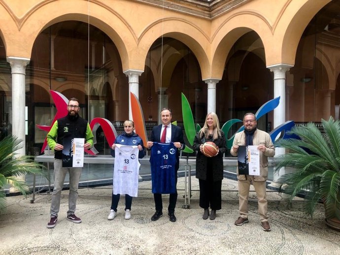 El delegado de Turismo, Ángel Pimentel, en la presentación de la actividad que acercará la Reserva Starlight de Sierra Morena a personas con discapacidad.