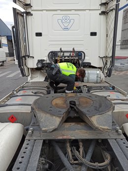 Agente de la Guardia Civil junto a un camión