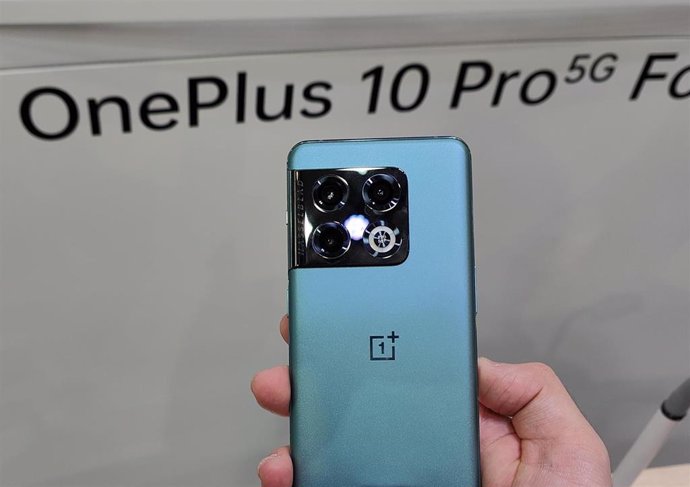 OnePlus 10 Pro, en el stand de OnePlus en el MWC 2022.