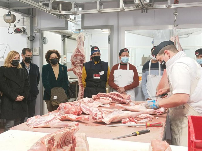 La consejera de Derechos Sociales, Carmen Maeztu, observa como transcurre la sesión formativa a los alumnos