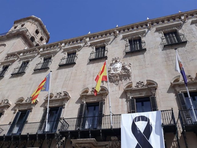 Archivo - Fachada del Ayuntamiento de Alicante