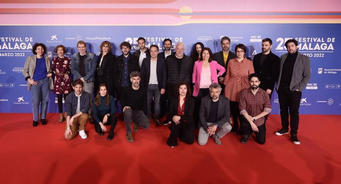 En la primera fila, la directora de cine, Chus Gutiérrez (4i) y en la segunda fila, el actor Daniel Gúzman (7i), el director de cine, Imanol Uribe (8i) y el actor Ernesto Sevilla (10i),  posan en la presentación de la próxima edición del 25 Festival de