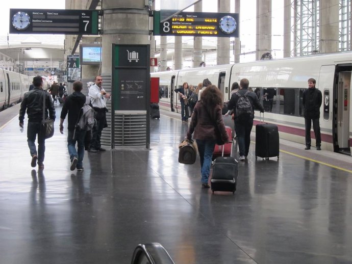 Archivo - Tren AVE en Atocha