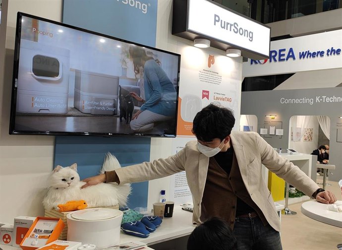 Stand de la compañía surcoreana PurrSong en MWC 2022, donde ha presentado su pulsera cuantificadora para gatos LavvieTAG.
