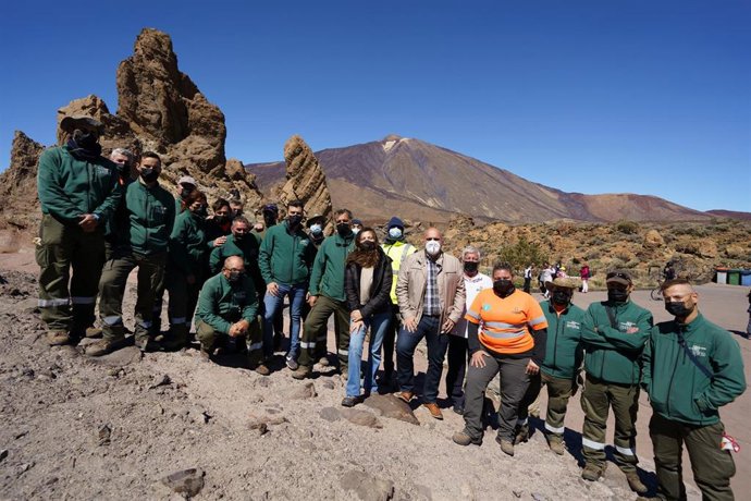 La consejera de Medio Ambiente del Cabildo de Tenerife, Isabel García, junto a los nuevos trabajadores del Parque Nacional del Teide
