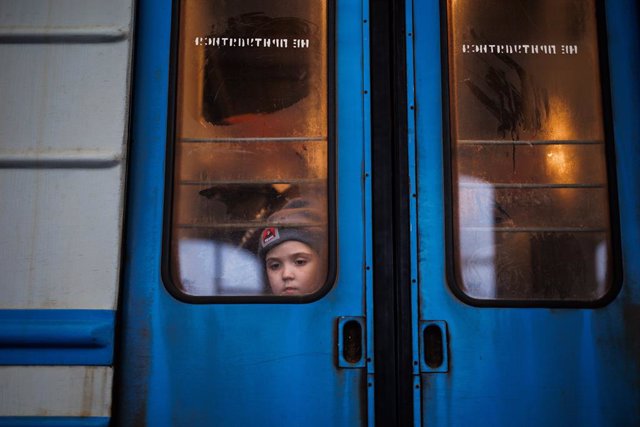 Un nen en un dels vagons de l'estació de tren de Lviv