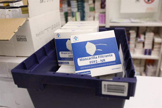 Archivo - Cajas de mascarillas FFP2 en la farmacia situada en la C/Tucán (Carabanchel), en Madrid (España), a 4 de febrero de 2021.