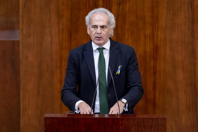 El consejero de Sanidad de la Comunidad de Madrid, Enrique Ruiz Escudero, interviene en una sesión del pleno de la Asamblea de Madrid