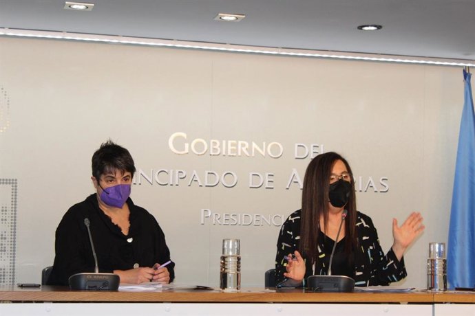 La directora general de Igualdad, Nuria Varela, a la derecha