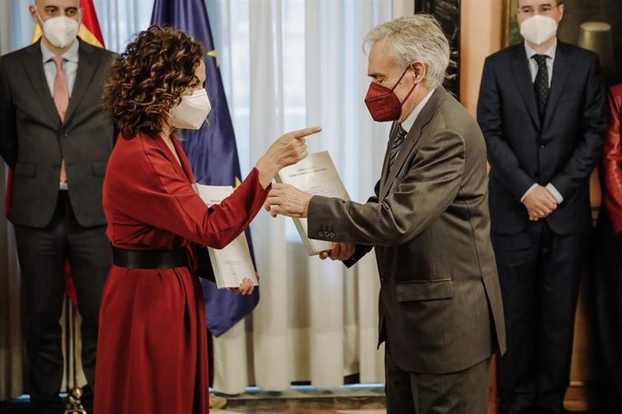 La ministra de Hacienda, María Jesús Montero, recibe el Libro Blanco del comité de personas expertas para la reforma del sistema tributario de la mano del presidente del Comité, Jesús Ruiz-Huerta, en el Ministerio de Hacienda
