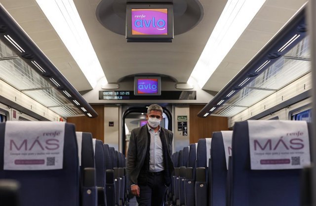 Un pasajero en el interior del tren Avlo, a su llegada a la estación de Joaquín Sorrolla, a 17 de febrero de 2022, en Valencia