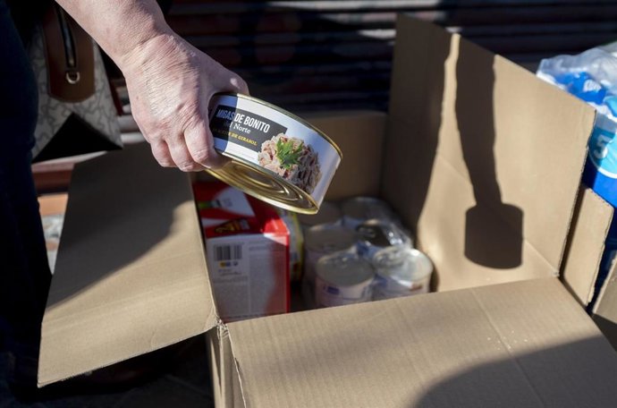 Imagen de archivo de recogida de alimentos para Ucrania