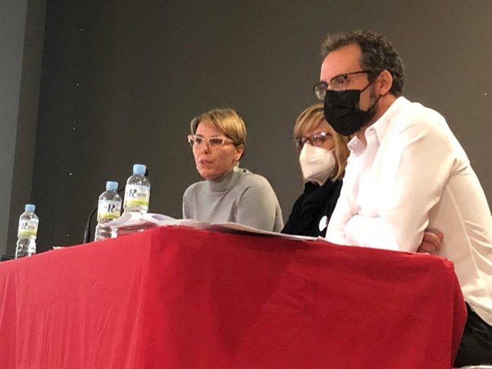 La secretaria de Acción Sindical Federal, Isabel Araque Lucena, y Francisco Casado Galán, del Gabinete Técnico Federal de UGT, en la jornada en Mérida.
