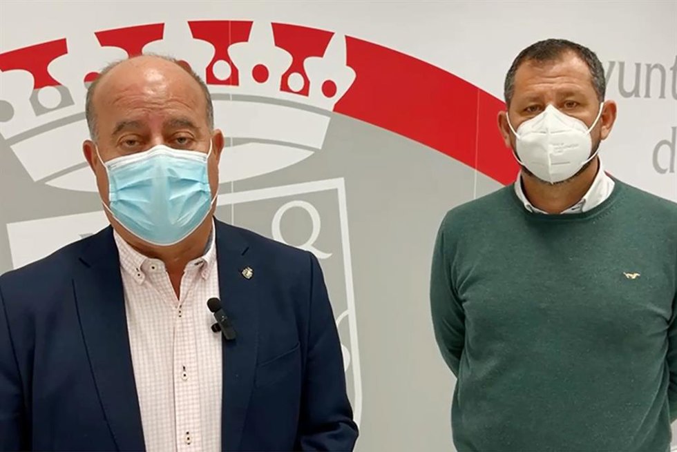El alcalde de Antequera (Málaga), Manuel Barón, y el teniente de alcalde de Programas Sociales y Cooperación Ciudadana, Alberto Arana, en rueda de prensa