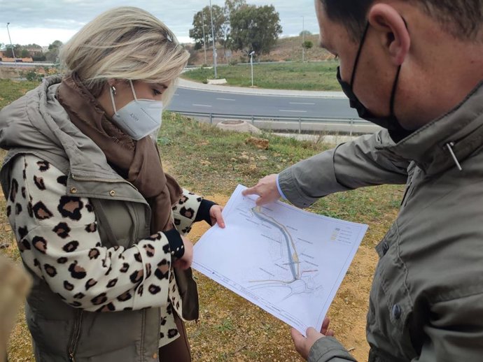 La alcaldesa de Alcalá de Guadaíra, Ana Isabel Jiménez, y el delegado de Urbanismo, Jesús Mora, han presentado el proyecto del vial intermedio.